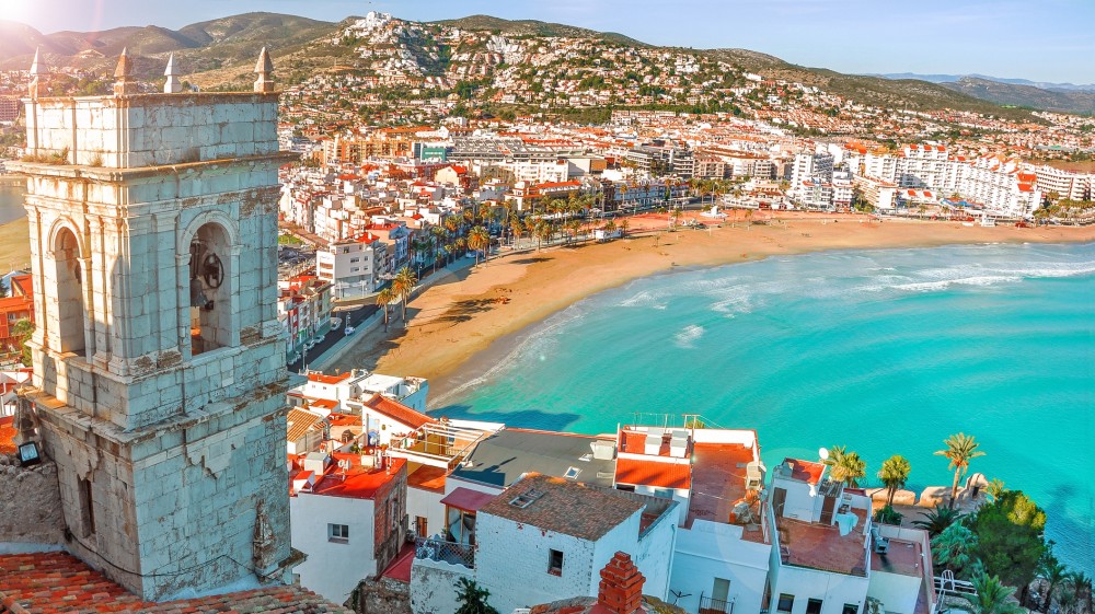 Mediterranean coastal town of Peñíscola Spain, a travel destination for dialysis patients arranging treatment abroad.